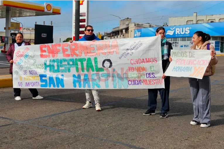 Docentes y enfermeros protestaron en Cinco Esquinas de Paraná en reclamo de mejoras salariales