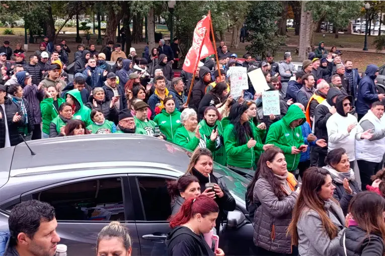 Conflicto en Granja Tres Arroyos: la audiencia pasó a cuarto intermedio y los trabajadores se movilizaron