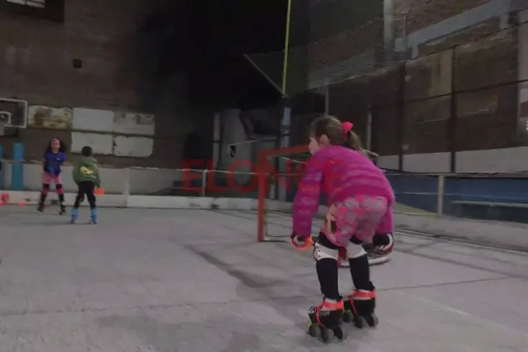 Invitan a sumarse a hockey sobre patines en el club Echagüe: crece la escuelita y organizan un bingo solidario