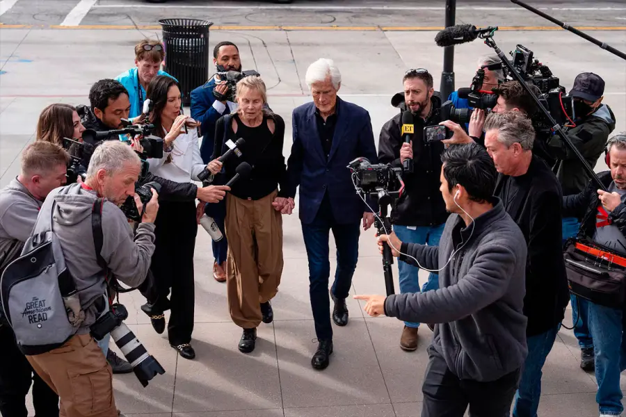 As&iacute; llegaban la madre de Matthew Perry, Suzanne Morrison, al tribunal federal. (AP)