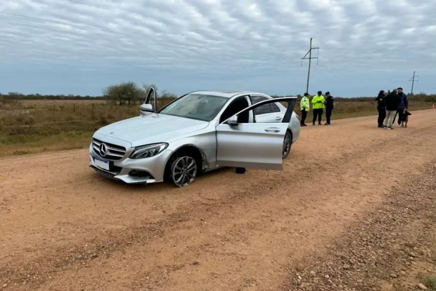 Así quedó el auto tras la persecución, con una de sus ruedas delanteras destruidas. Foto: Concordia Policiales.