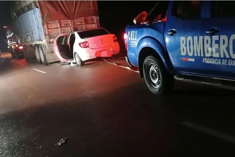 Fatal accidente en Santa Fe: una oficial de la policía murió tras impactar contra un camión