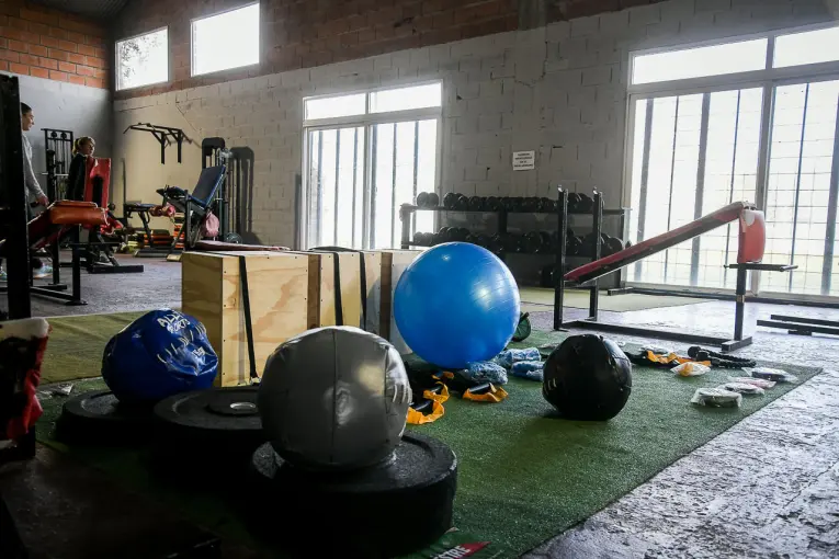 Refuerzan el gimnasio del Complejo Raúl Alfonsín con nuevos elementos de entrenamiento