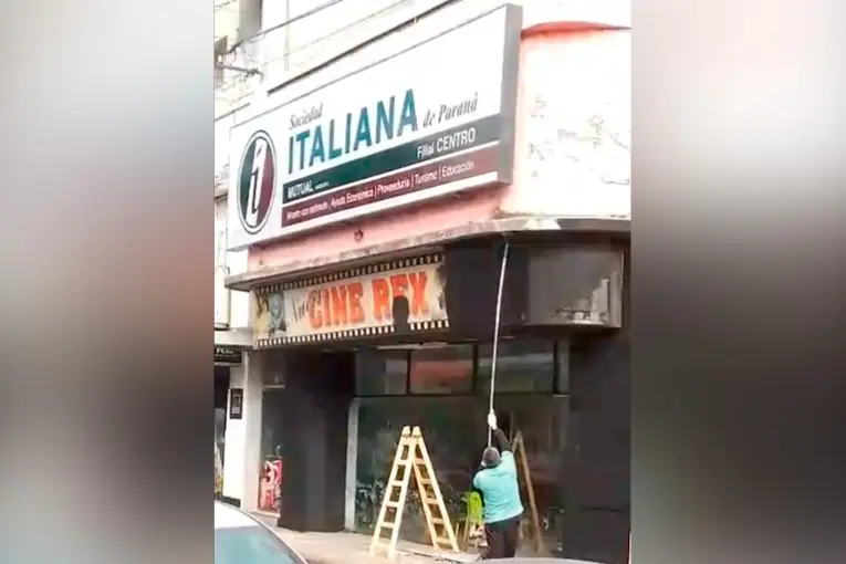 Adiós al histórico cartel del Cine Rex: lo pintan de negro mientras avanza la recuperación del edificio