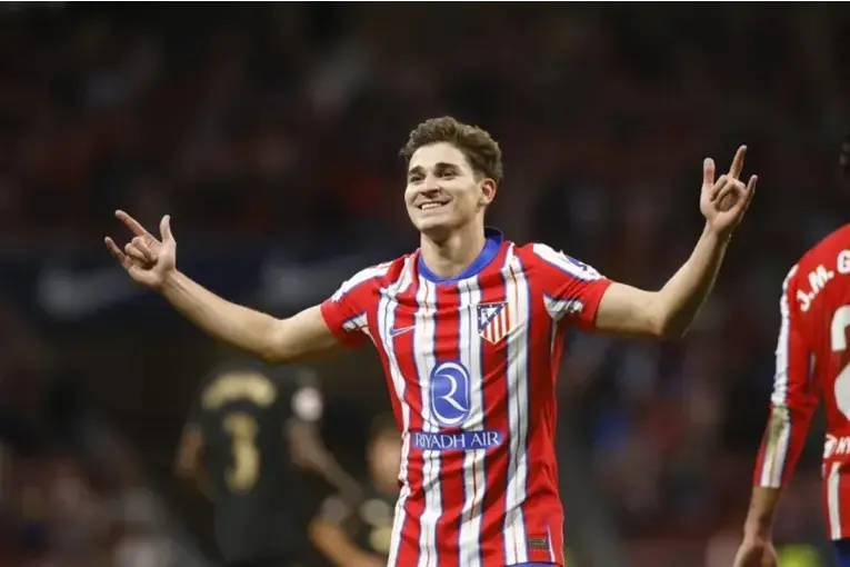 Julián Álvarez recibió una oferta millonaria del PSG y crece la incertidumbre sobre su futuro