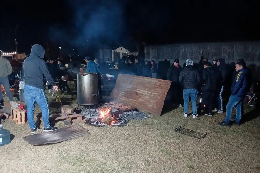 Olla popular en apoyo a trabajadores de Granja Tres Arroyos (foto Fabio Moscatelli)