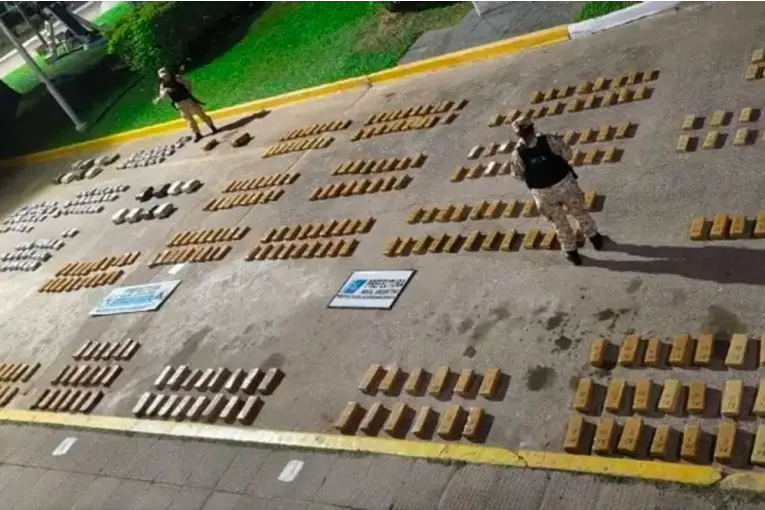 Incautaron más de 555 kilos de marihuana en el río Paraná y detuvieron a dos hombres