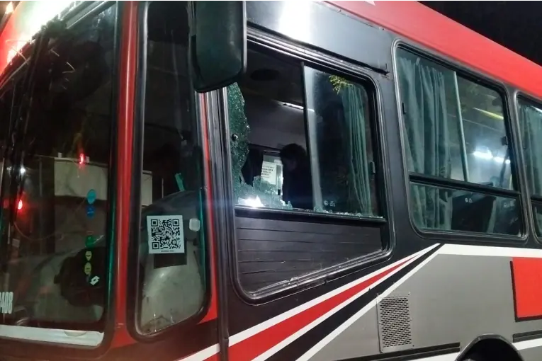Detuvieron en Paraná a repartidor acusado de apedrear un colectivo y lesionar al chofer