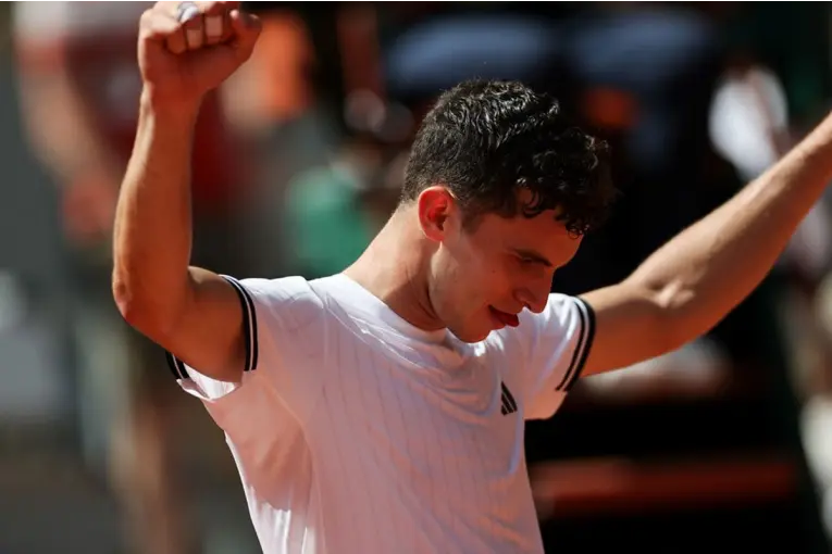 Juan Manuel Cerúndolo ganó un partido de casi seis horas y llegó a octavos de Roland Garros