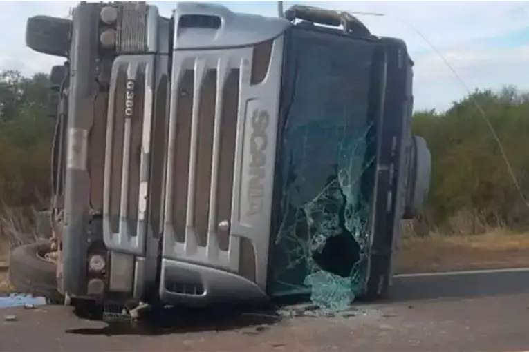 Accidente en la Ruta 12: volcó un camión y tres personas fueron hospitalizadas