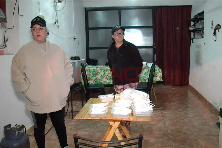 El grupo solidario Bendecidos para bendecir recorre la ciudad y entrega viandas a personas en situación de calle