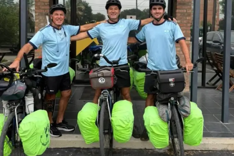 Ciclistas de Gualeguaychú están a 700 km de llegar al Mundial tras recorrer 17 países