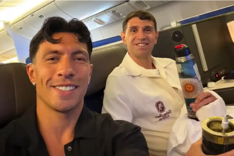 ¿Atajará? Dibu Martínez mostró su mano vendada antes de jugar el Mundial con Argentina