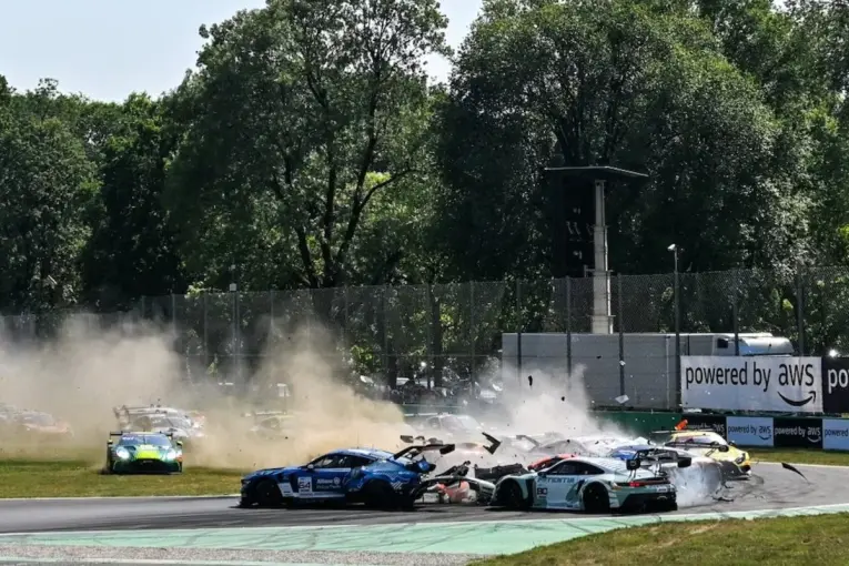 Impactante choque múltiple en Monza: hubo 11 autos involucrados y dos argentinos lograron evitarlo