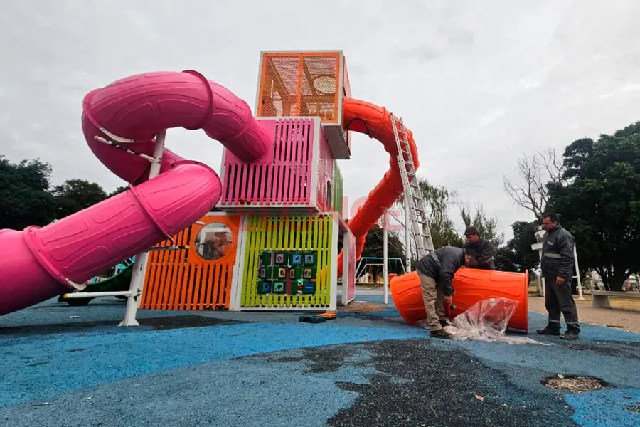 Tobog&aacute;n de Plaza Mujeres Entrerrianas de Paran&aacute; (foto Elonce)