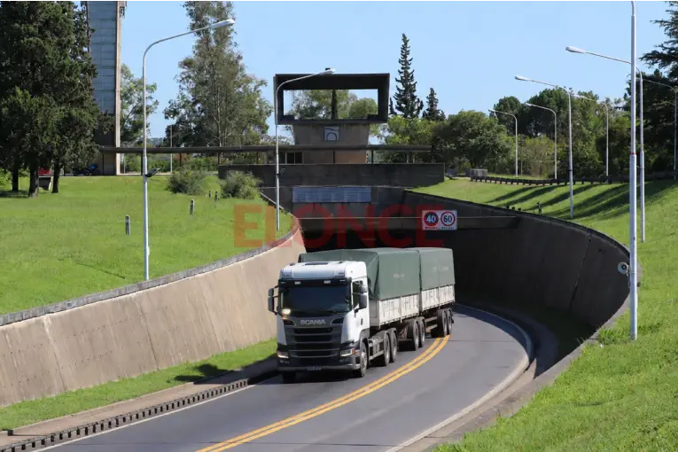Evalúan habilitar camiones bitrenes en el Túnel Subfluvial y preparan una prueba técnica nocturna