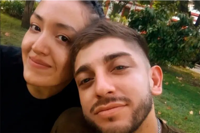 Pidió ayuda al 911 pero cuando llegó la Policía, su novio ya la había matado