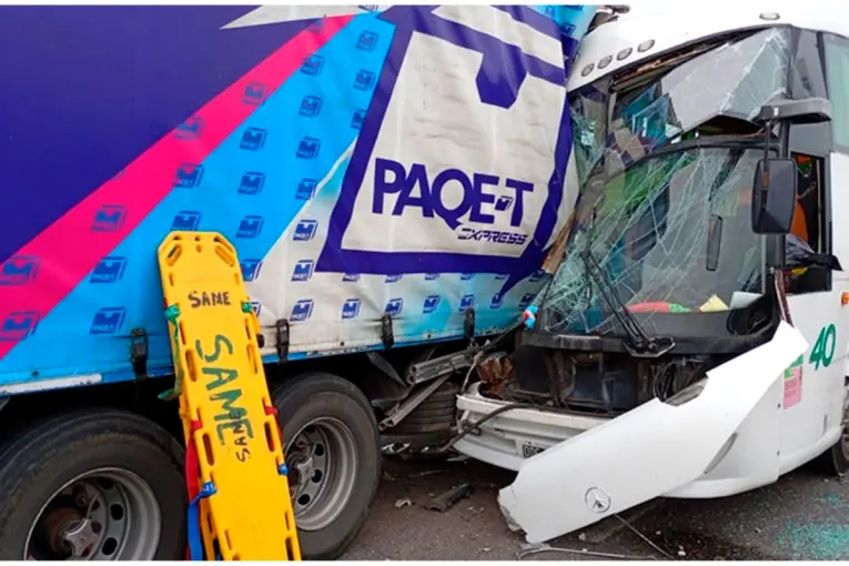 Panamericana: un micro de Concordia chocó contra un camión y hubo una docena de heridos