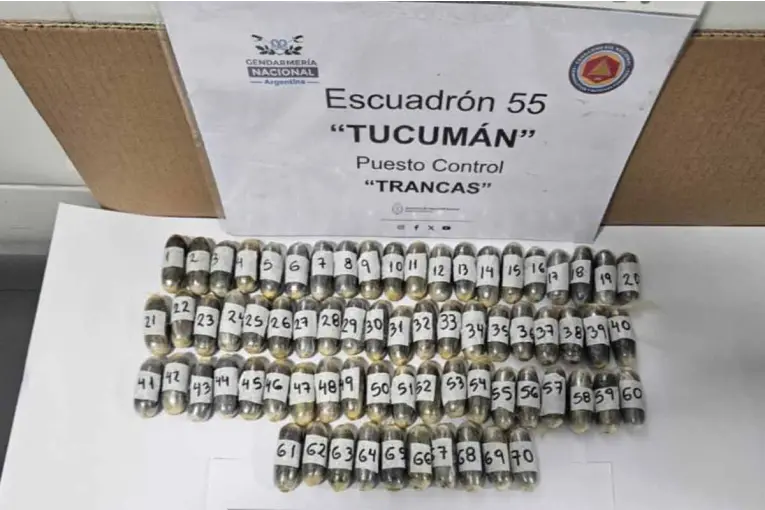 Detuvieron a cuatro pasajeros que viajaban en colectivo con 376 cápsulas de cocaína ingeridas