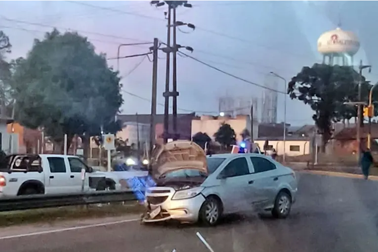 Dos vehículos protagonizaron un violento accidente en el ingreso a Concordia
