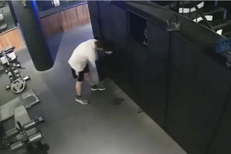 Iba al gimnasio, robaba tarjetas de los casilleros y hacía compras con un posnet oculto