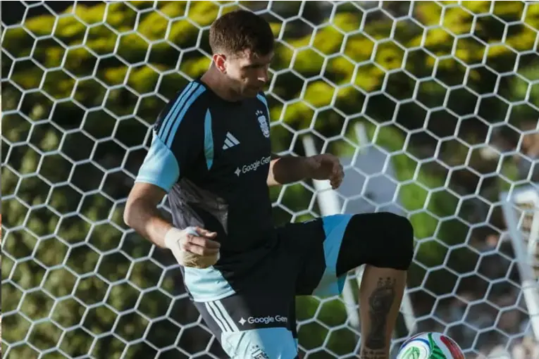 Dibu Martínez apareció vendado en la práctica de Argentina pero llevó tranquilidad