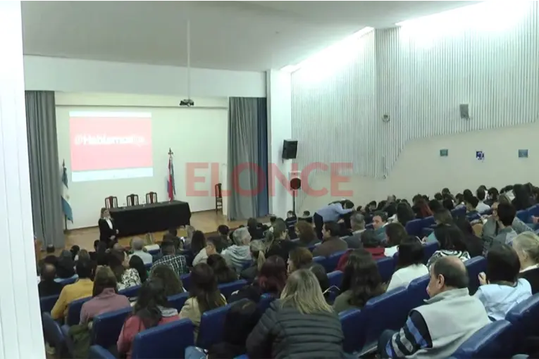 El gobierno lanzó la campaña "Hablemos de" para abordar problemáticas que afectan a estudiantes