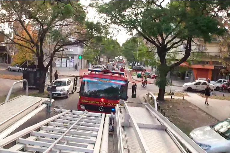 Bomberos Voluntarios iniciaron su tradicional caravana por las calles de Paraná: "Salgan y digan hola"