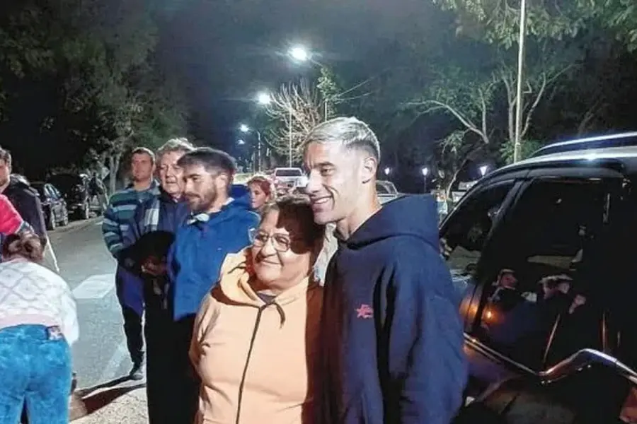 Leo Morales fue recibido por una multitud en Villa Urquiza.