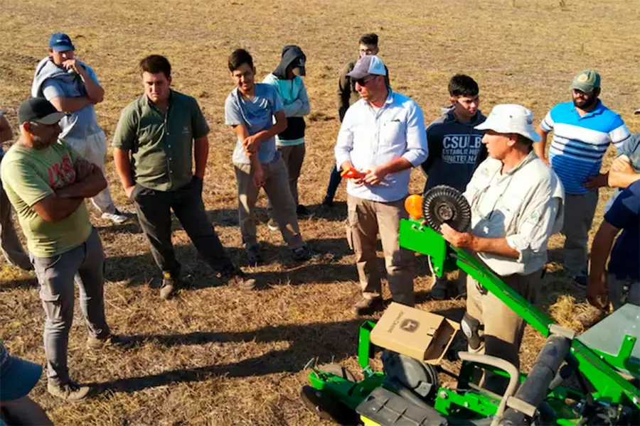 Ricardo Mart&iacute;nez Peck asesora a grupos de t&eacute;cnicos y productores agropecuarios (foto La Naci&oacute;n)