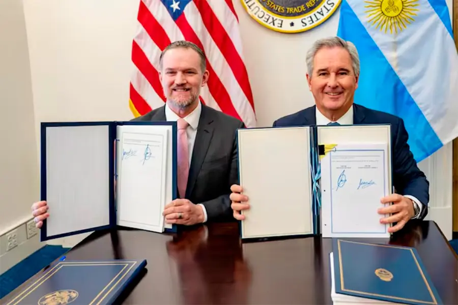Jamieson Greer y Pablo Quirno, al firmar el acuerdo rec&iacute;proco de comercio e inversiones entre Estados Unidos y la Argentina.