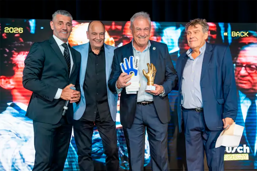 Sergio Goycochea, Jorge Monastirsky -Director de Reusch Argentina-, Nery Pumpido y Carlos Goy&eacute;n (foto La Naci&oacute;n)