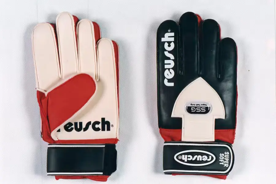 El acuerdo con Reusch le permiti&oacute; a la f&aacute;brica argentina acceder al material que usaban los guantes profesionales europeos (foto La Naci&oacute;n)