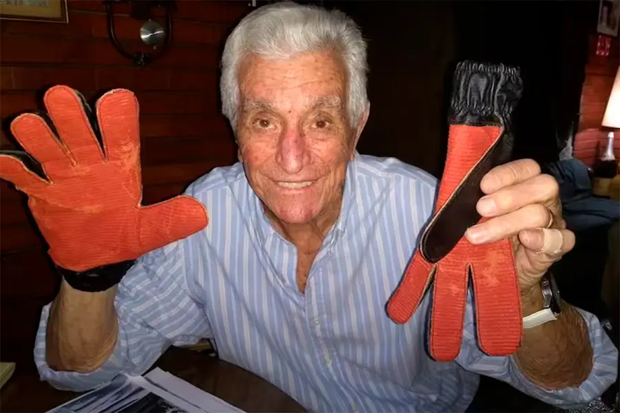 Amadeo Carrizo y sus hist&oacute;ricos guantes (foto La Naci&oacute;n)