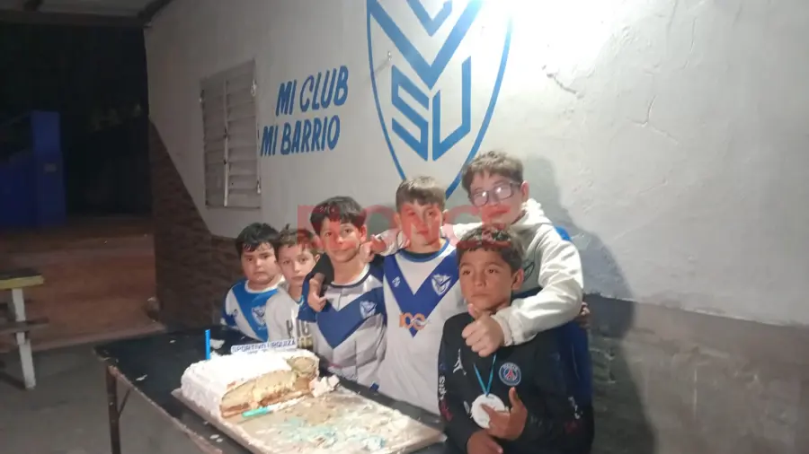 Los ni&ntilde;os comieron torta. Foto: Elonce.