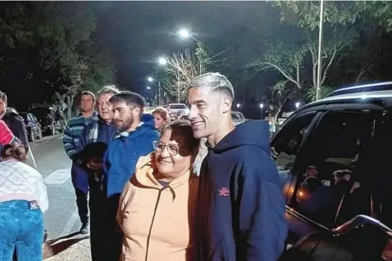 Villa Urquiza homenajeó a Leonardo Morales tras la histórica consagración con Belgrano