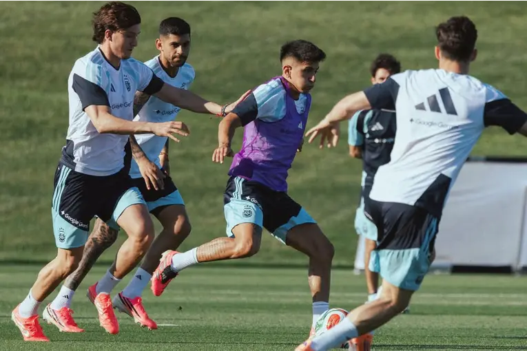 La Selección Argentina tuvo su primer ensayo en Kansas y Scaloni mostró pistas del equipo
