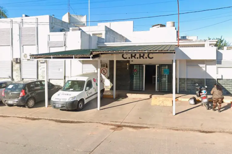 Salió enojada de un centro de salud de Paraná y tiró piedras provocando daños en un auto