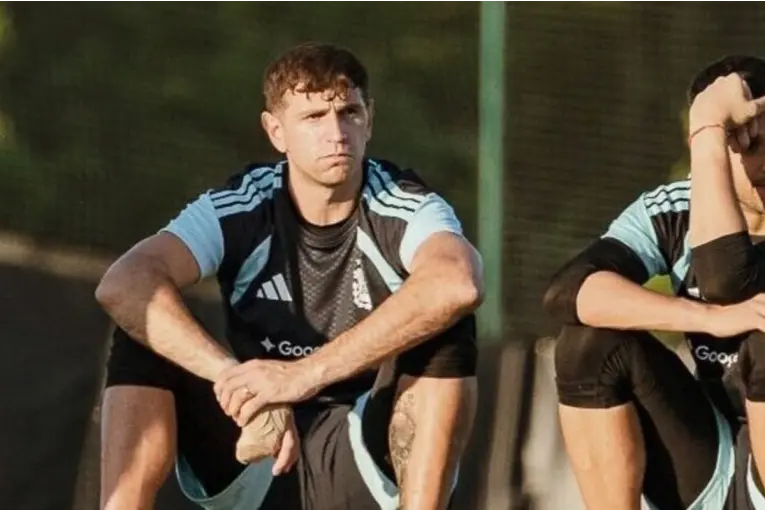 Llego: el "Dibu" Martínez llevó calma sobre su presencia en el debut mundialista