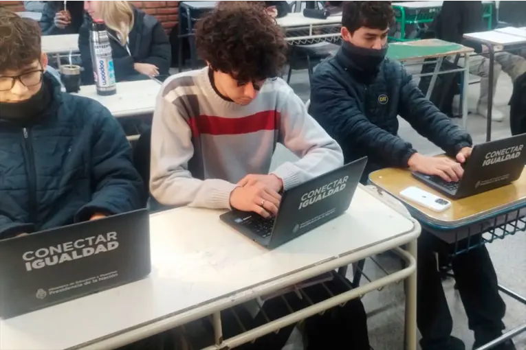 Estudiantes de escuela técnica refaccionan computadoras para escuelas primarias