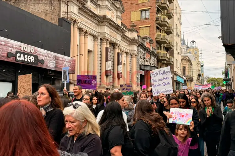 Se replica en Paraná la marcha Ni Una Menos, con reclamos contra la violencia de género y la reforma previsional