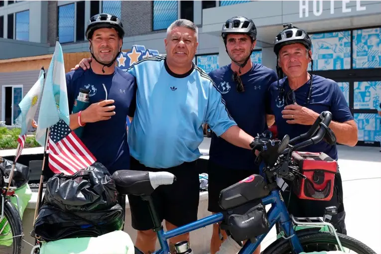 Entrerrianos que pedalearon al Mundial desde Gualeguaychú contaron su experiencia: Todavía no caemos"