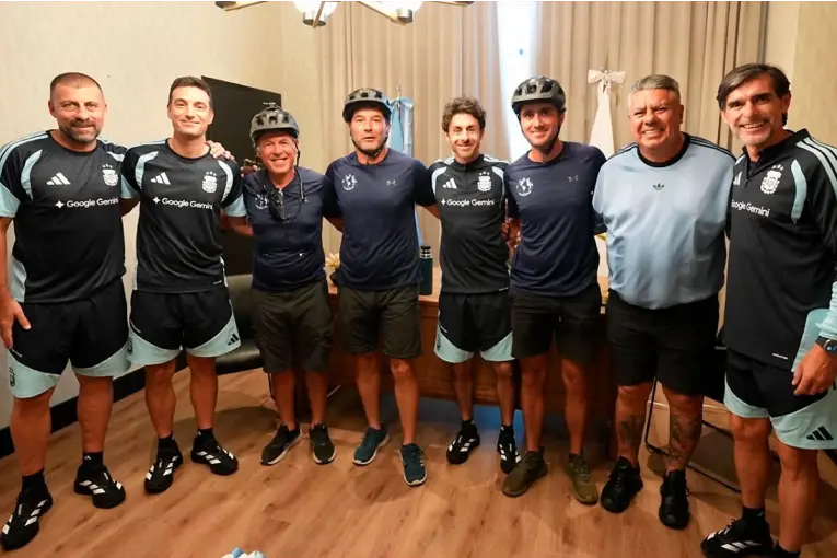 Biciviajeros entrerrianos cumplieron el sueño y tomaron mates con Scaloni, Aimar, Ayala y Samuel