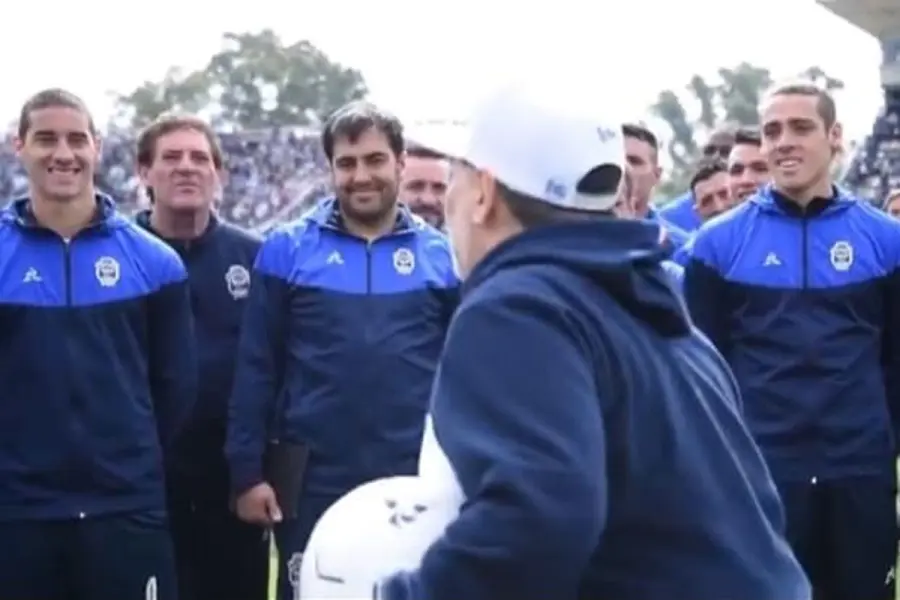 Leo Morales en una charla de Maradona.