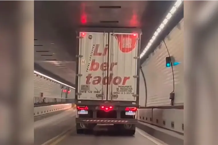 Camión rozó el techo del Túnel Subfluvial y provocó lluvia de chispazos dentro del enlace vial