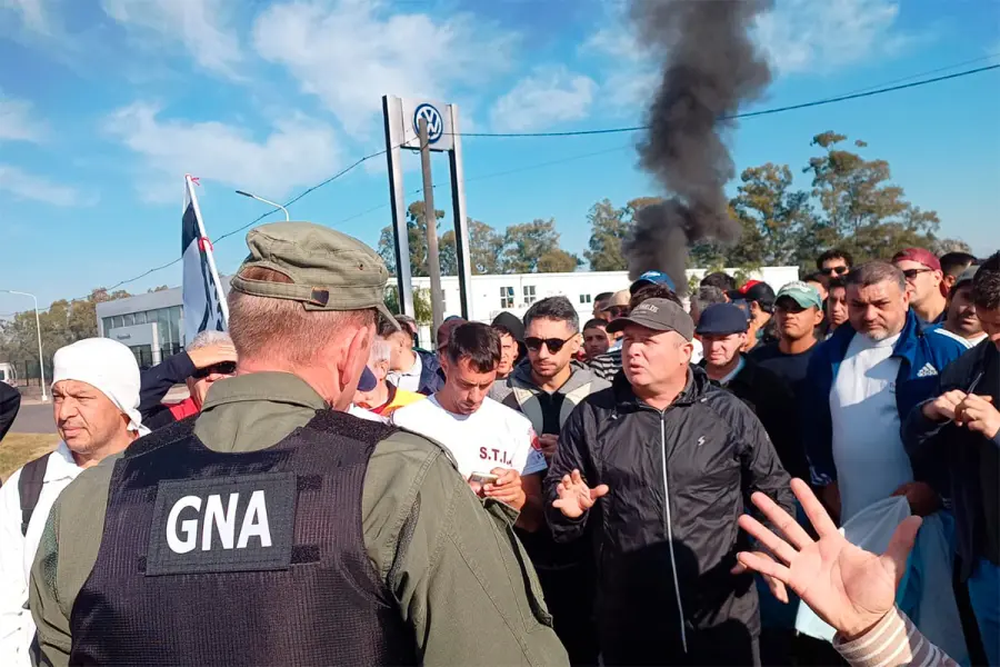 Protesta de trabajadores de Granja Tres Arroyos (foto Arriba Noticias)