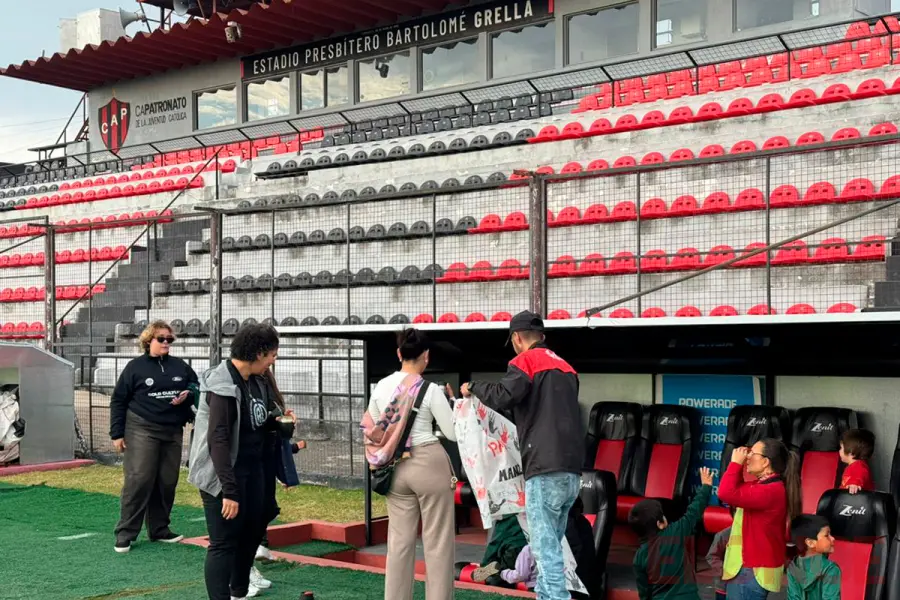 Ni&ntilde;os realizaron una visita guiada en el estadio de Patronato