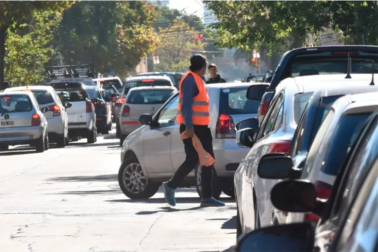 Santa Fe: Diputados aprobó cambios a la ley contra cuidacoches y el proyecto vuelve al Senado