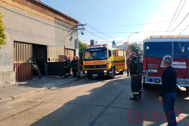 Rescataron a un obrero que quedó atrapado tras la caída de una viga