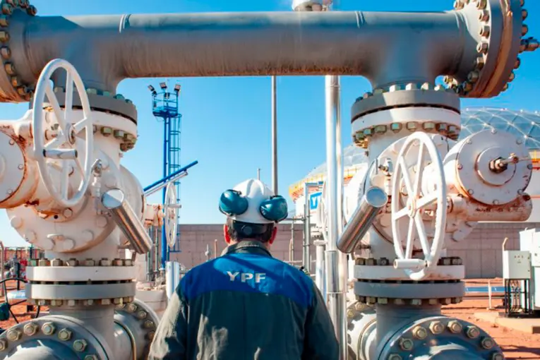 YPF proyecta millonaria inversión para exportar gas natural licuado desde Vaca Muerta